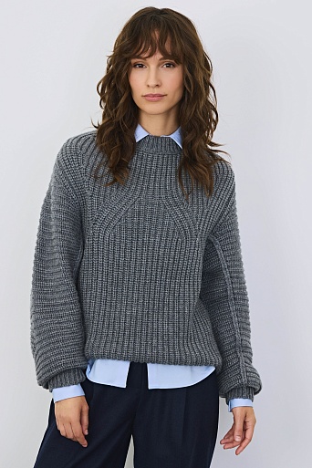 Серый джемпер грубой вязки