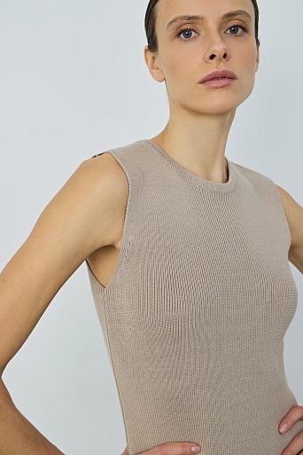 Длинное платье-лапша без рукавов, цвет овсяное молоко