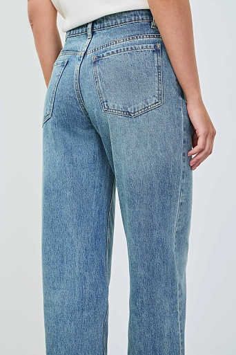 Зауженные джинсы с потертостями, голубые