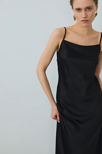 Атласное платье на бретельках, черное