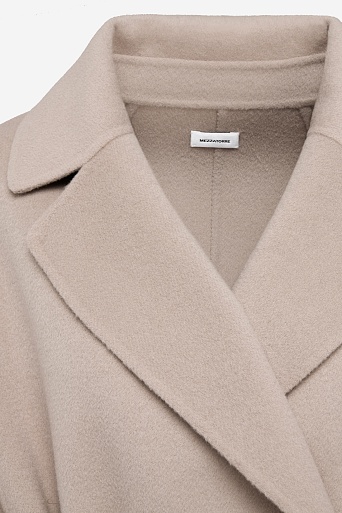 Длинное пальто на поясе, пудровое
