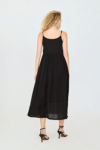 Черное платье на тонких бретелях