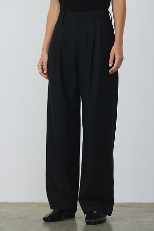 Брюки с защипами, черные