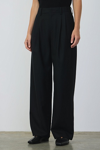 Брюки с защипами, черные