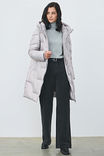 Светло-серый пуховик с фигурной стежкой