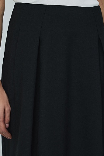Юбка в складку с разрезом сбоку, черная