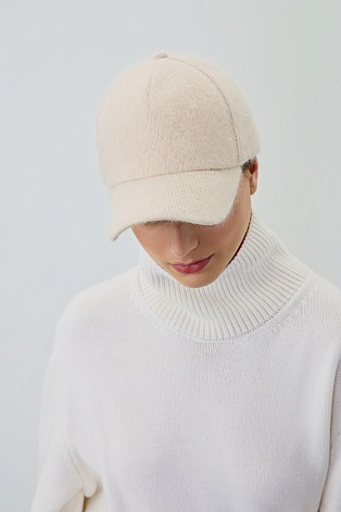 Утепленная бейсболка с ангорой, бежевая