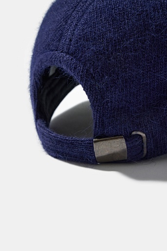 Утепленная бейсболка с ангорой, темно-синяя
