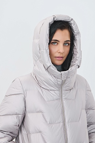 Светло-серый пуховик с фигурной стежкой