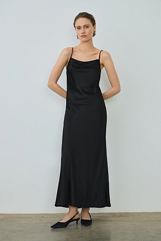Атласное платье на бретельках, черное