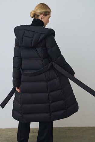 Пуховое пальто с поясом, темно-синее