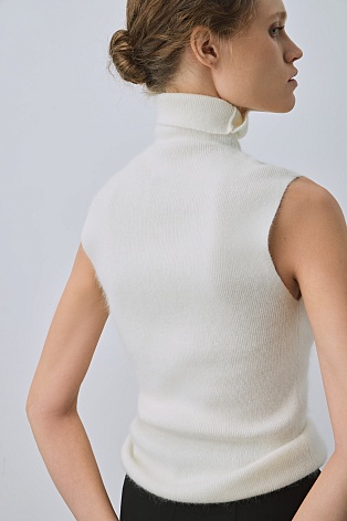 Топ без рукавов из пуха енота, белый