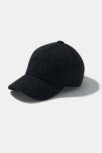 Утепленная бейсболка с ангорой, черная