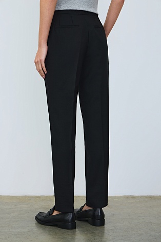 Зауженные брюки со стрелками, черные