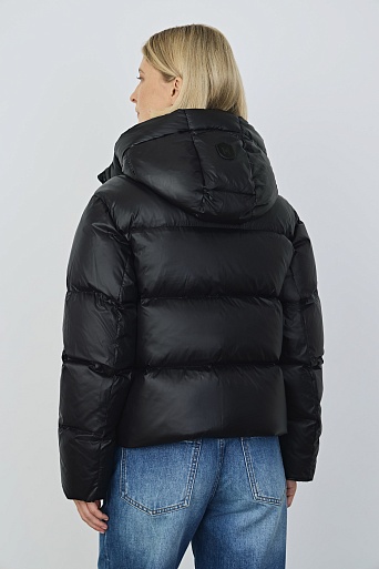 Укороченный пуховик с капюшоном, черный