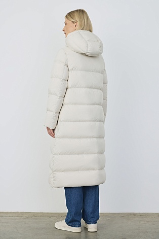 Пуховое пальто со стежкой треугольниками, молочное