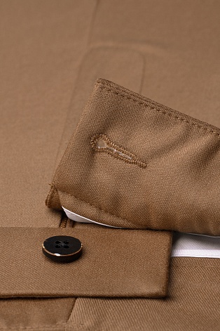 Зауженные костюмные брюки со стрелками, карамельные T