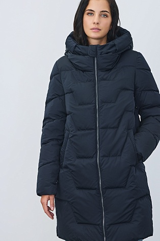 Темно-синее пуховое пальто с фигурной стежкой