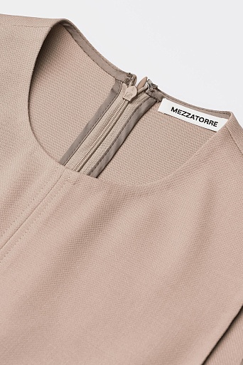 Платье без рукавов с расклешенным низом, бежевое