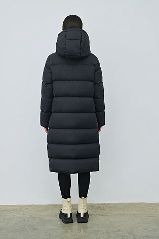 Длинный пуховик с капюшоном, иссиня-черный