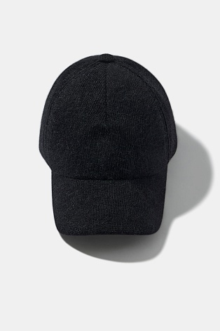 Утепленная бейсболка с ангорой, черная