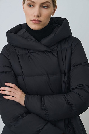 Пуховое пальто с поясом, темно-синее