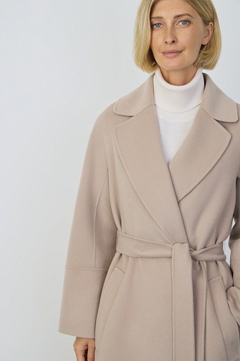 Длинное пальто на поясе, пудровое