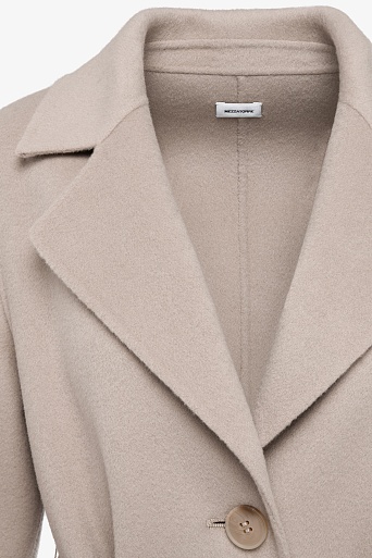 Пальто на пуговицах с поясом, пудровое