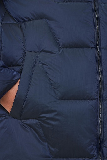 Синий пуховик с фигурной стежкой