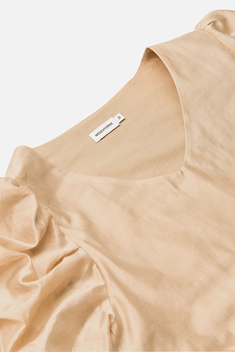 Бежевое платье с рукавами-фонариками