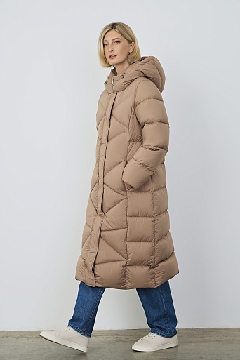 Пуховое пальто со стежкой треугольниками, бежевое