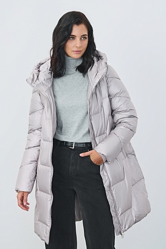 Светло-серый пуховик с фигурной стежкой