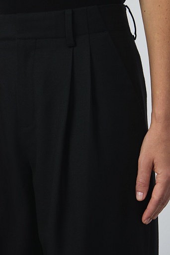 Брюки с защипами, черные