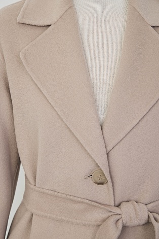 Пальто на пуговицах с поясом, пудровое