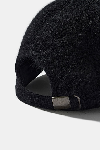 Утепленная бейсболка с ангорой, черная