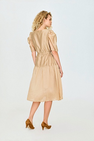 Бежевое платье с рукавами-фонариками