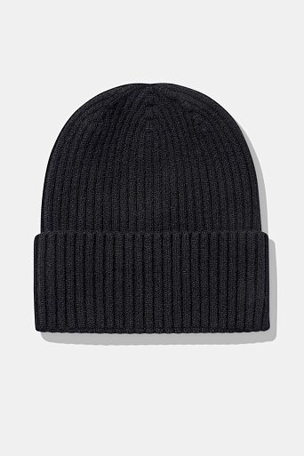 Черная шапка с отворотом