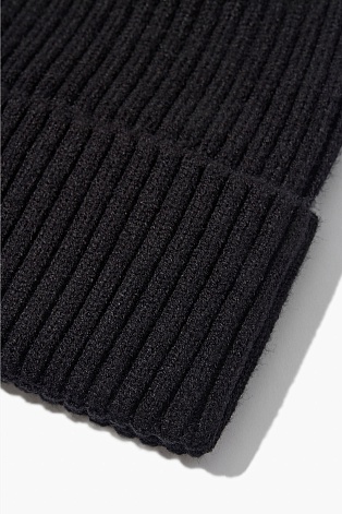 Черная шапка с отворотом