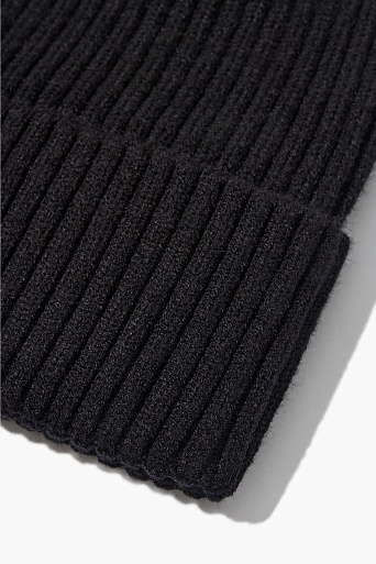 Черная шапка с отворотом