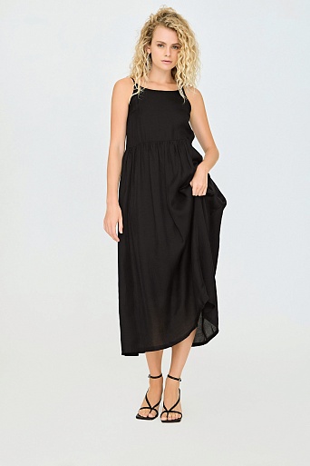 Черное платье на тонких бретелях