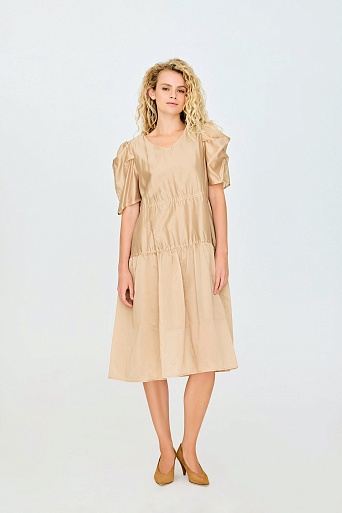 Бежевое платье с рукавами-фонариками