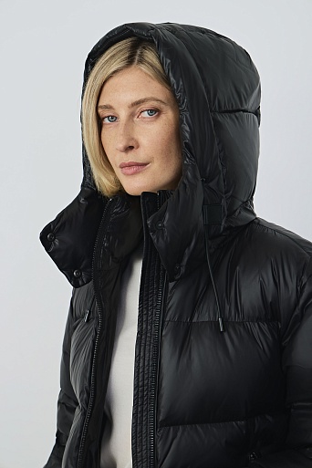 Укороченный пуховик с капюшоном, черный