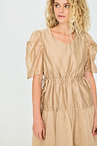 Бежевое платье с рукавами-фонариками