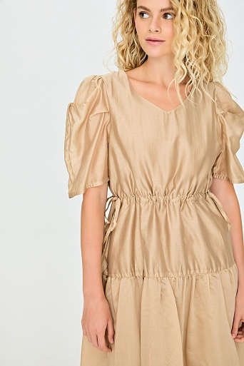 Бежевое платье с рукавами-фонариками