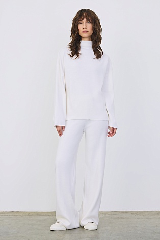 Трикотажный костюм из шерсти, молочный