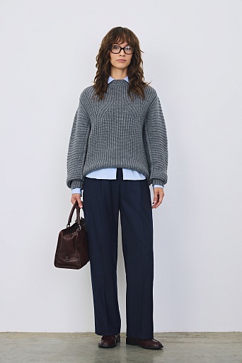 Серый джемпер грубой вязки