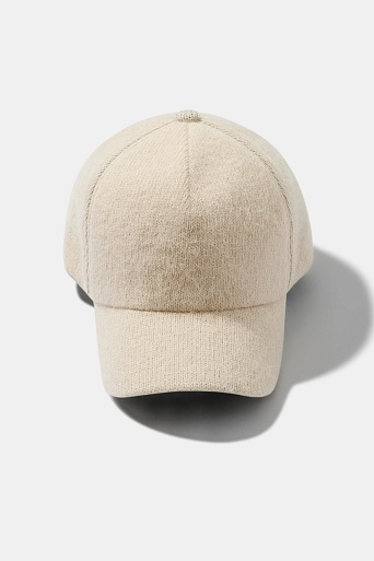 Утепленная бейсболка с ангорой, бежевая