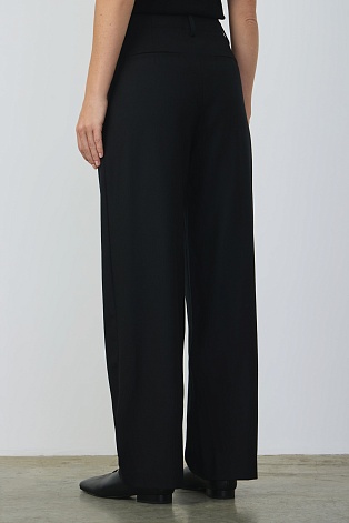 Брюки с защипами, черные