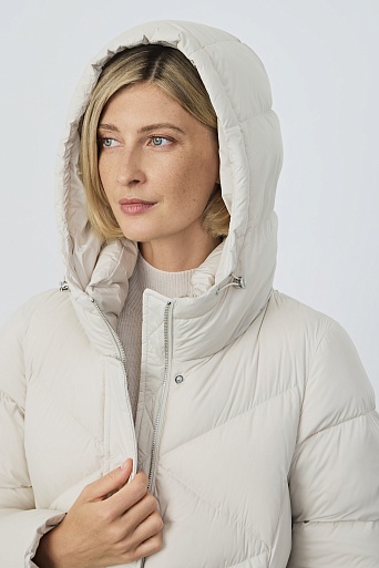 Пуховое пальто со стежкой треугольниками, молочное