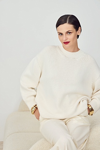 Удлиненный джемпер в белом цвете